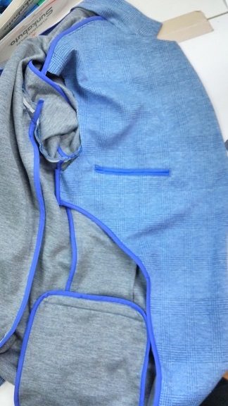 マレイTシャツ工場のジャケット一重仕上げ、見返しは両玉縁ポケットは当然　軽く薄く仕上げるのがTシャツ工場の技術的特徴